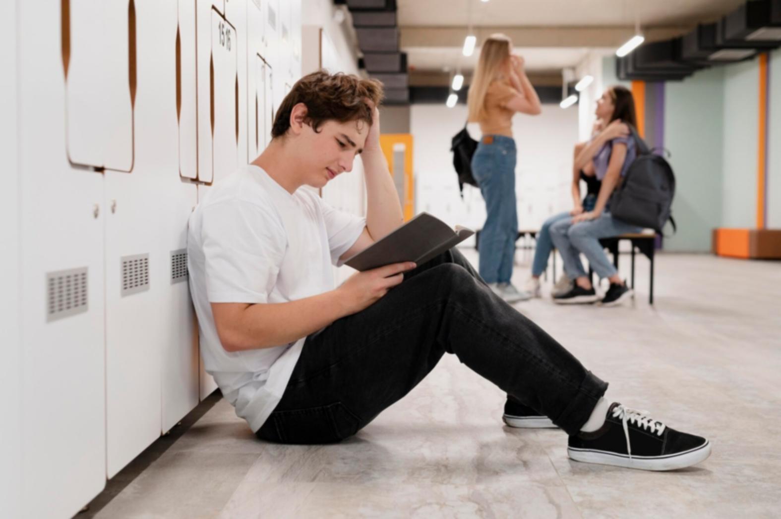 Espace de travail moderne avec documents et outils numériques